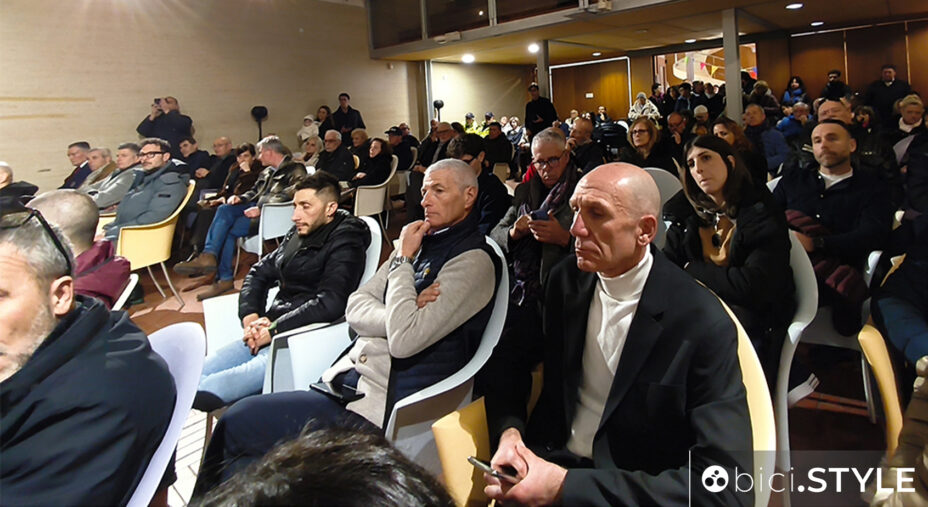 Alla presentazione di Strada Sicura c'erano curiosi, ciclisti e anche diversi sindaci e amministratori della zona