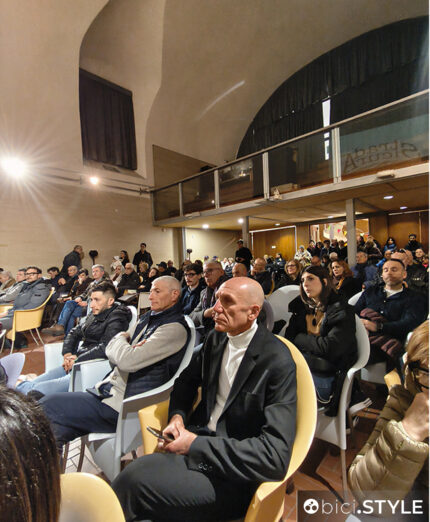 Alla presentazione di Strada Sicura c'erano curiosi, ciclisti e anche diversi sindaci e amministratori della zona