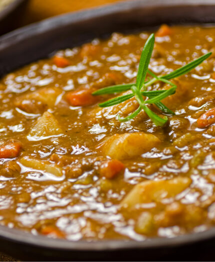 La crema di lenticchie rosse e patate, con le giuste aggiunte un'ottima idea per il recupero (depositphotos.com)