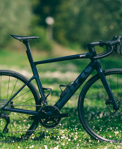 Nuova BMC AMP 01, e-road discreta nell'erogazione e super elegante