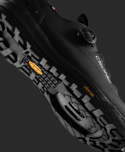 La suola Vibram Wolftrax, compatibile SPD dà rigidita in bici e comfort nella camminata