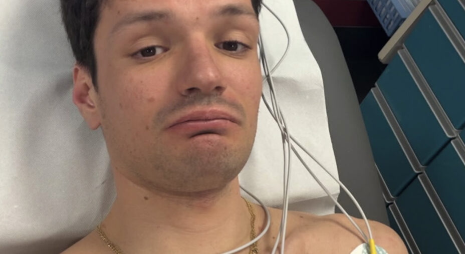 Giacomel in ospedale, dopo l'intervento seguito al suo ritiro nella massa start olimpica di Anterselva (foto Instagram)