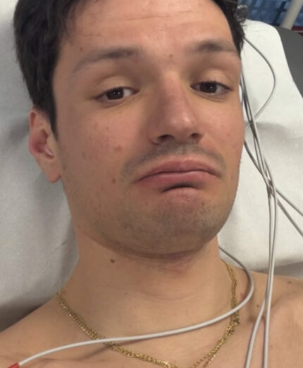 Giacomel in ospedale, dopo l'intervento seguito al suo ritiro nella massa start olimpica di Anterselva (foto Instagram)