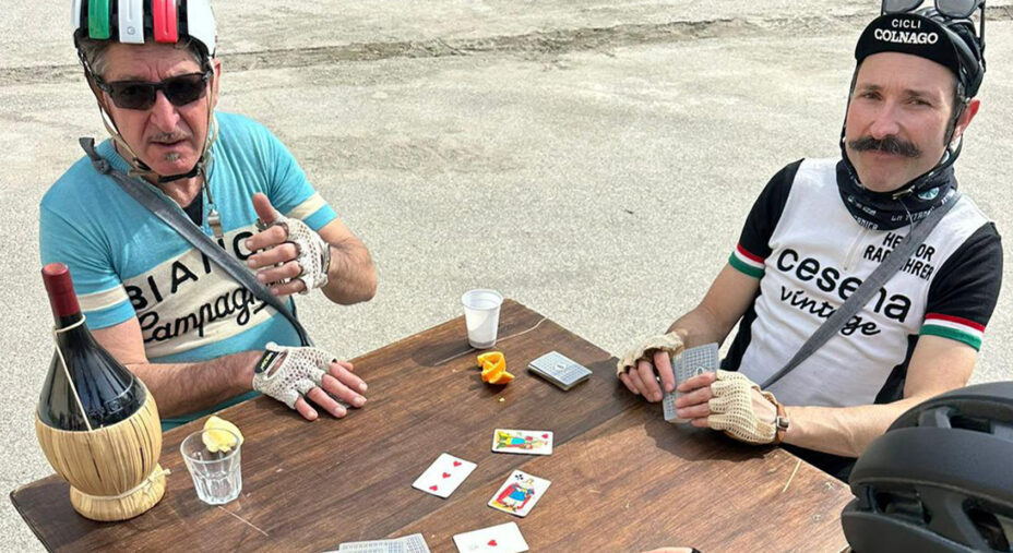 Pedalate ma non solo, anche mercatini per collezionisti e, immancabili, grandi sfide a carte...