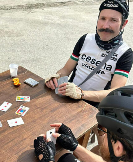 Pedalate ma non solo, anche mercatini per collezionisti e, immancabili, grandi sfide a carte...