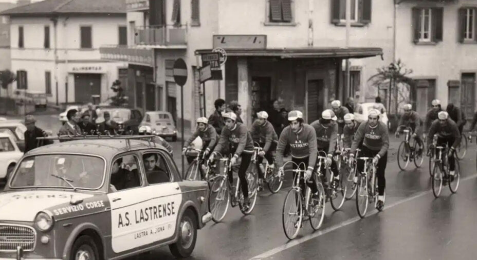 Foto in bianco e nero per celebrare la prima delle 20 prove inserite nel calendario del Giro d'Italia d'Epoca