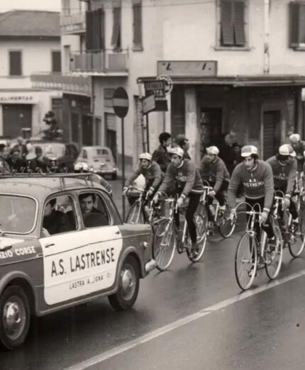 Foto in bianco e nero per celebrare la prima delle 20 prove inserite nel calendario del Giro d'Italia d'Epoca
