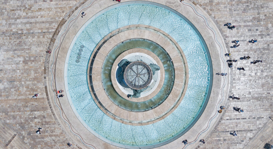 Al centro la Fontana dei Tritoni situata a Floriana, tre tritoni che sorreggono una grande vasca