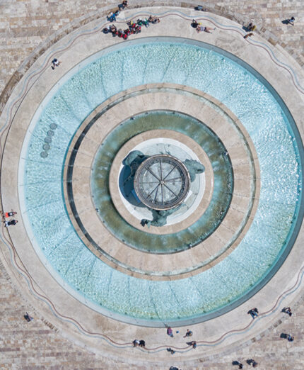 Al centro la Fontana dei Tritoni situata a Floriana, tre tritoni che sorreggono una grande vasca