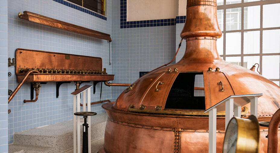 Un'immagine degli antichi strumenti di lavorazione alla Farsons Brewery Malta