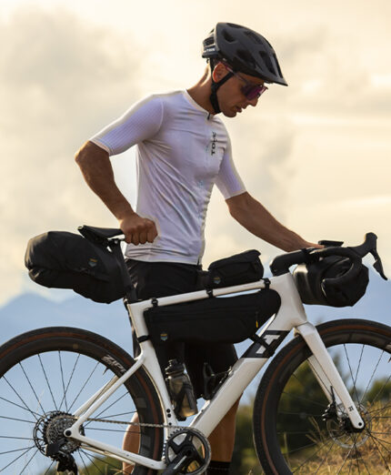 La nuova collezione TAAC ha un'estetica semplice, essenziale, studiata per tutte le necessità in bici