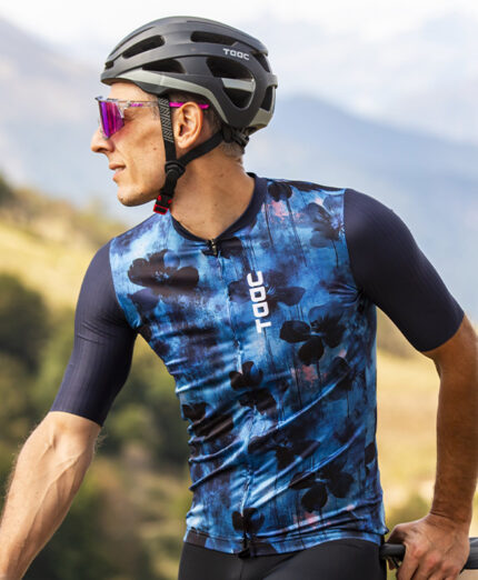 I colori della maglia Sprinta, nelle variazioni Blue e Red, hanno un forte richiamo al mondo racing