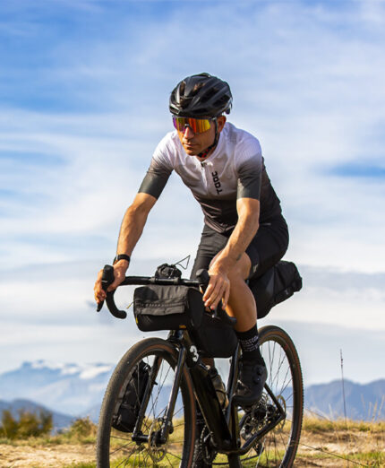 La maglia Sprinta è disponibile in 4 colori: bianco, nero, blu e rosso