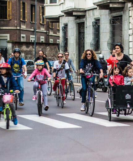Milano, bambini in bici a scuola. L’impegno di Massa Marmocchi