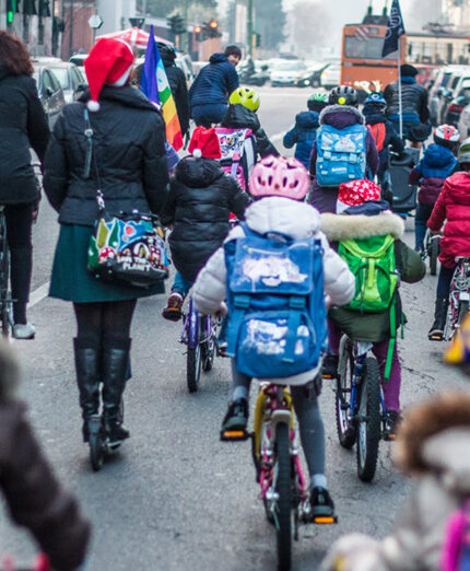 Massa Marmocchi è diventata nel tempo un riferimento a Milano per chi vuole portare i bimbi a scuola in bici