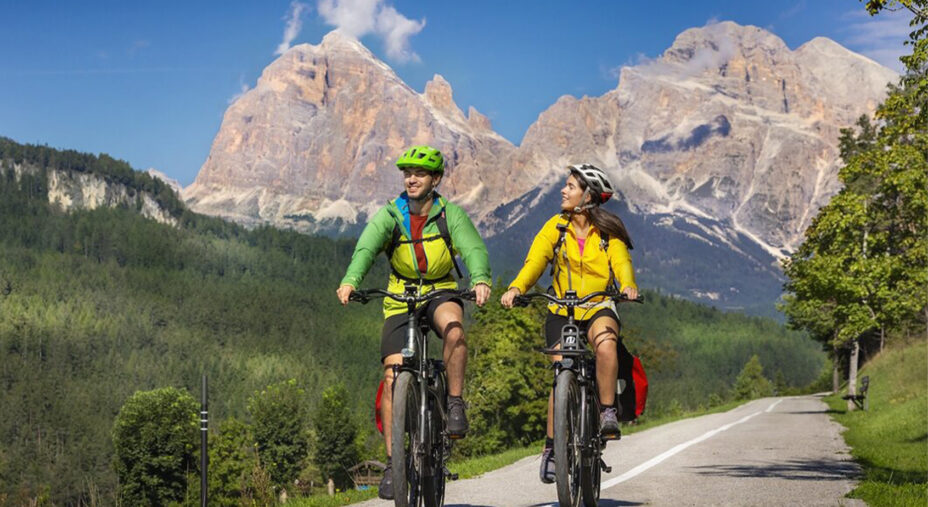 Il passaggio sulla Ciclabile delle Dolomiti regala spettacoli naturali a ogni ora del giorno