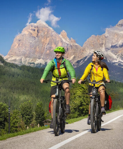 Il passaggio sulla Ciclabile delle Dolomiti regala spettacoli naturali a ogni ora del giorno