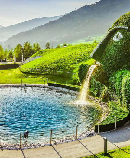 L'originale giardino che circonda il Museo Swarovski nel Tirolo, tappa obbligata lungo il cammino
