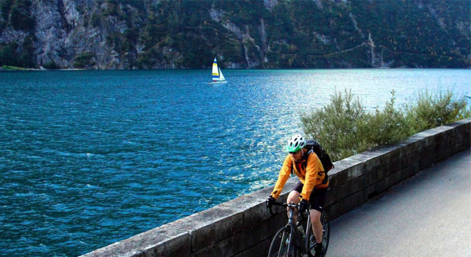 I passaggi intorno ai laghi sono occasione di frescura anche nei mesi più caldi