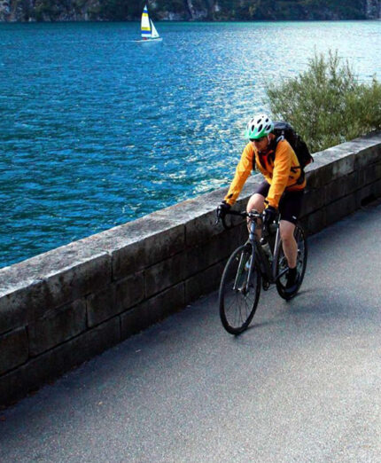 I passaggi intorno ai laghi sono occasione di frescura anche nei mesi più caldi