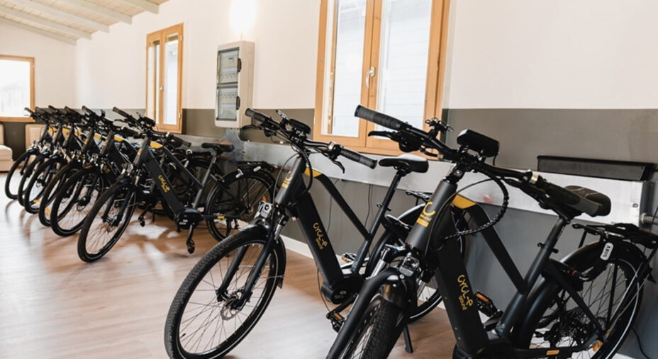 L'ampio deposito per le bici al Natural Village, con molti modelli a noleggio, anche a pedalata assistita