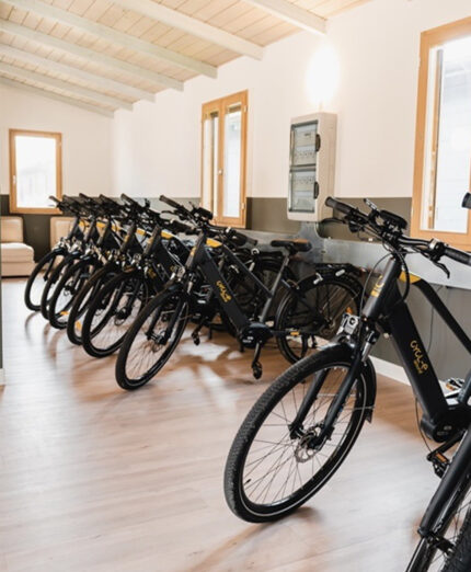 L'ampio deposito per le bici al Natural Village, con molti modelli a noleggio, anche a pedalata assistita