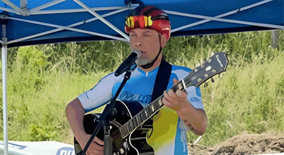 il ciclista napoletano che si è messo a suonare con un complesso locale. Il vero vincitore della Nove Colli 2025...