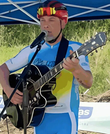 il ciclista napoletano che si è messo a suonare con un complesso locale. Il vero vincitore della Nove Colli 2025...