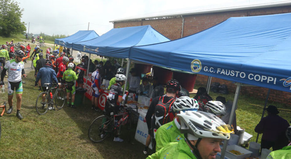 I ristori sono un momento fondamentale nella Nove Colli, sede per molti di ritrovo e comunione lungo la gara