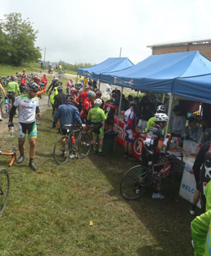 I ristori sono un momento fondamentale nella Nove Colli, sede per molti di ritrovo e comunione lungo la gara