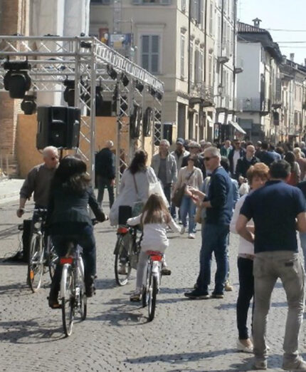 Il centro di Crema, frequentato anche dalle bici e con monumenti da vedere come il locale teatro