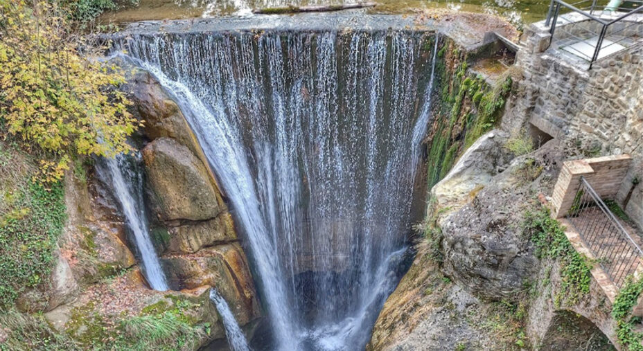 La bellissima cascata di Roccafluvione, uno dei luoghi incantati del Grande Anello