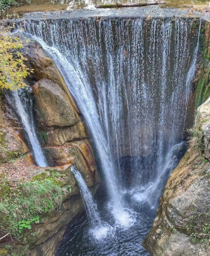 La bellissima cascata di Roccafluvione, uno dei luoghi incantati del Grande Anello