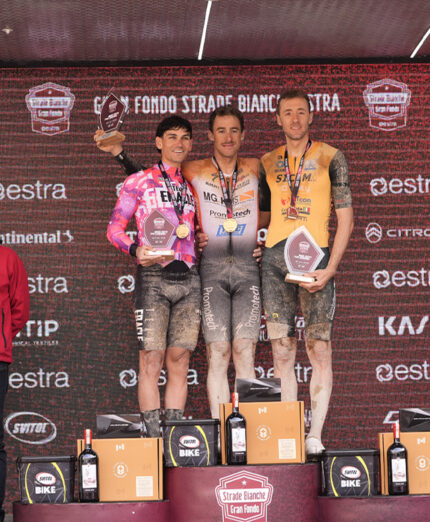 Il podio della corsa toscana, vinta da Alberto Nardin della MG.K Vis–Promotech–FMB che ha Re Artù fra i suoi partner