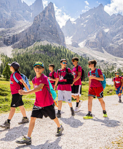 L'Adventure Week si svolgerà in Val di Fassa ed è aperta a ragazzi dai 7 ai 13 anni