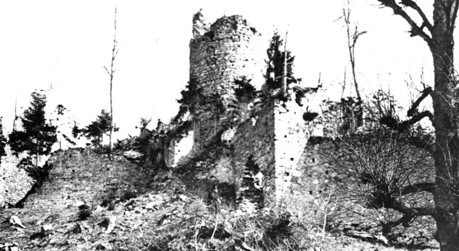 I resti del castello di Treffen in una foto d'epoca, risalente addirittura al 1890