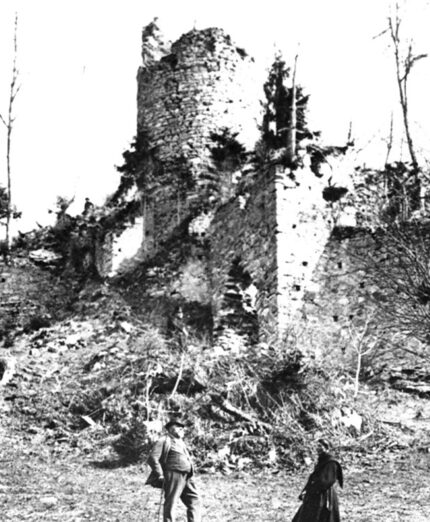 I resti del castello di Treffen in una foto d'epoca, risalente addirittura al 1890