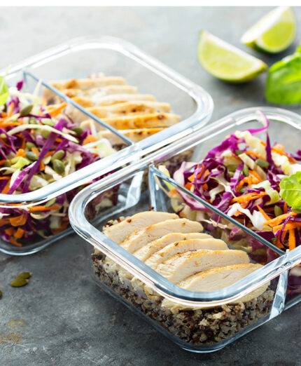 Ci sono contenitori di diverso genere per conservare gli alimenti, dall'alluminio all'acciaio, passando per varie plastiche (depositphotos.com)