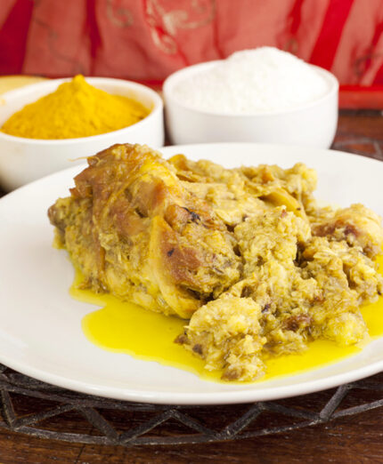 La curcuma è molto usata nelle ricette indiane: qui pollo con curcuma, banana e cocco (depositphotos.com)