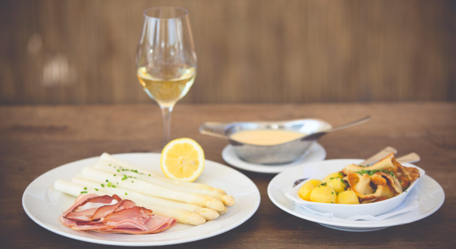 La Spargelzeit, stagione degli asparagi,: inizia a metà aprile e si chiude il 24 giugno (foto Markus Ruf)