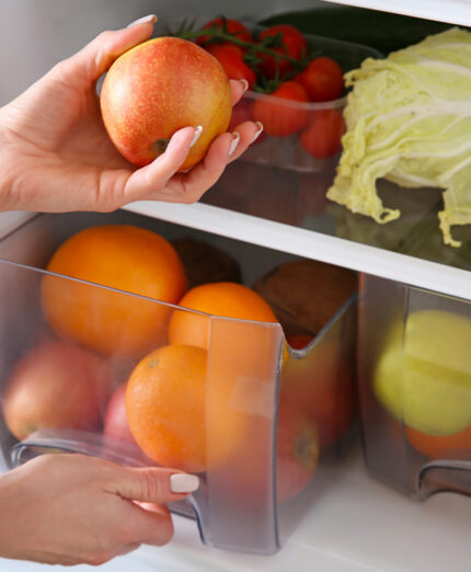 La frutta le la verdura hanno il loro posto in frigorifero, nei cassetti che creano un microclima (depositphotos.com)