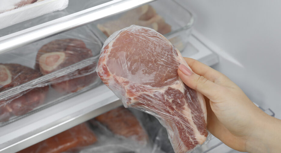 E' bene che la carne e il pesce crudi siano confezionati in modo da evitare contaminazioni (depositphotos.com)