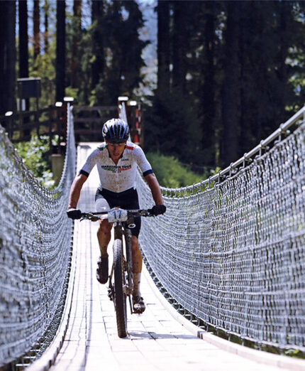 Un passaggio simbolo della Mythos Primiero Dolomiti è il ponte tibetano