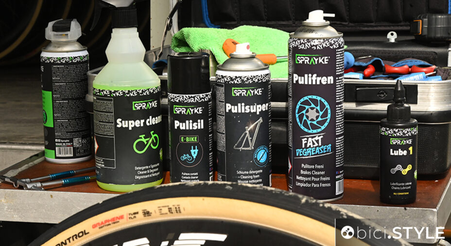 Il team MBH Bank è sponsorizzato da Sprayke per pulizia e manutenzione delle bici