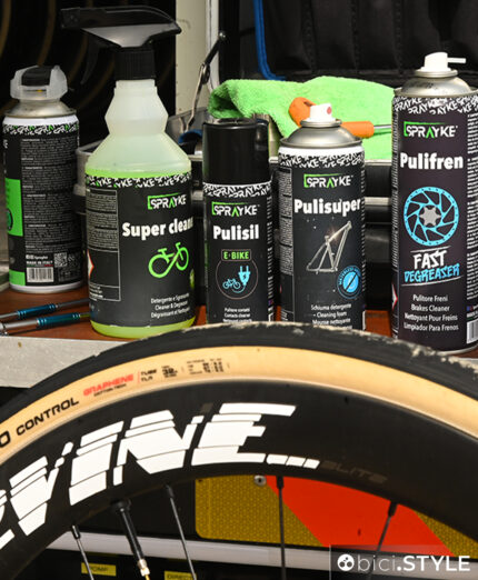 Il team MBH Bank è sponsorizzato da Sprayke per pulizia e manutenzione delle bici