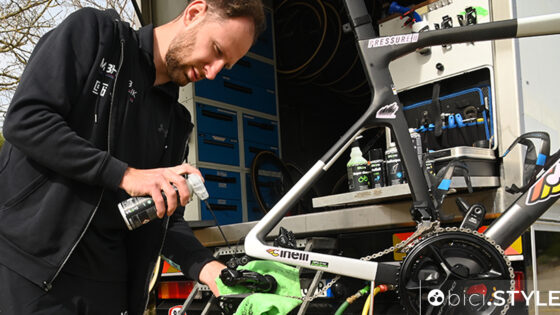 MBH Pro Team, pulizia biciclette Cinelli, prodotti Sprayke, Strade Bianche, meccanico Dima Pohorelov