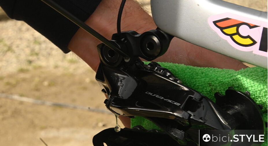 La lubrificazione del cambio riesce a essere molto preciso grazie al becco sottile