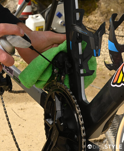 Dopo il cambio si lubrifica il deragliatore, evitando l'eccesso di prodotto