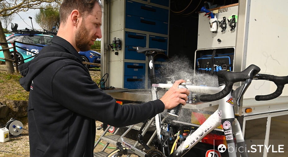 La schiuma spruzzata sul telaio permette di detergere lo sporco, dopo aver tolto però il grosso con acqua