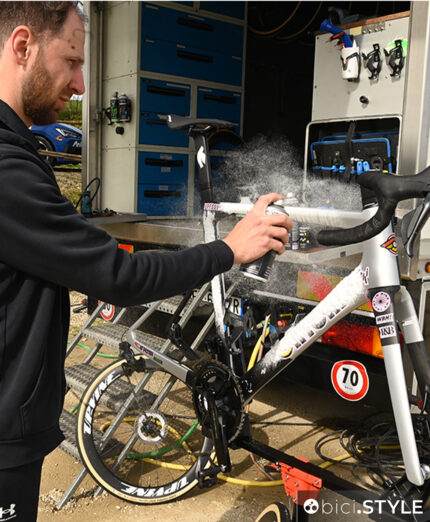 La schiuma spruzzata sul telaio permette di detergere lo sporco, dopo aver tolto però il grosso con acqua